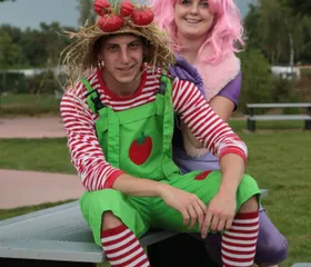 Twee vrolijk verklede entertainers van het animatieteam op Camping de Schatberg poseren voor de foto.