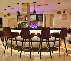 Hotelbar met barkrukken en sfeervolle verlichting