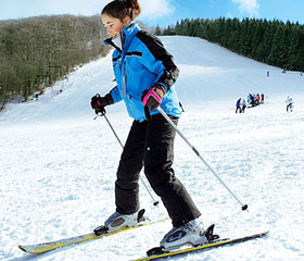 Meisje skiet van een besneeuwde piste in het skigebied van Winterberg, vlak bij Center Parcs Park Hochsauerland.