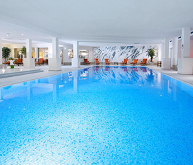 Het ruime en lichte binnenzwembad van Dorint Vakantiepark Resort Daun, perfect voor een duik met de familie.