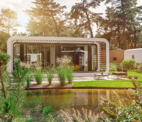 Een moderne en futuristisch ogende Cube vakantiewoning op Droompark De Zanding, gelegen aan het water te midden van de natuur op de Veluwe.