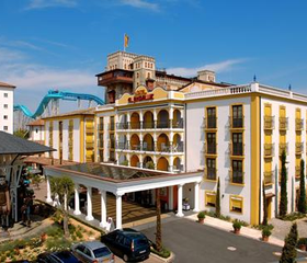 De indrukwekkende entree van het Spaanse themahotel El Andaluz, gelegen aan het plein bij de ingang van Europa-Park.