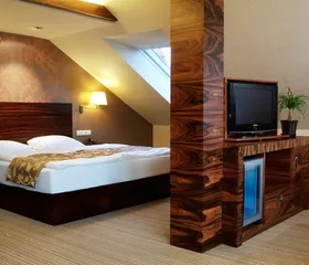 Een sfeervolle en moderne hotelkamer in het FAIR Resort, ingericht voor een comfortabel verblijf met de familie.
