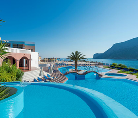 Het schitterende zwembad van Fodele Beach Resort op Kreta, met een adembenemend uitzicht over de helderblauwe zee.