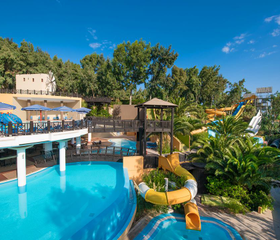 Het levendige waterpark van Fodele Beach Resort met diverse zwembaden, waterglijbanen en een zonneterras.