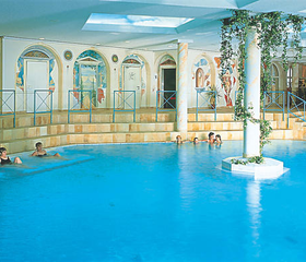 Het in Romeinse stijl gebouwde binnenzwembad van het Dorint Sporthotel in Garmisch-Partenkirchen, met pilaren en bogen.