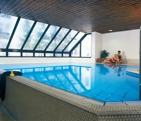 Het lichte binnenzwembad van Göbels Seehotel Diemelsee, waar kinderen heerlijk kunnen zwemmen en spelen.