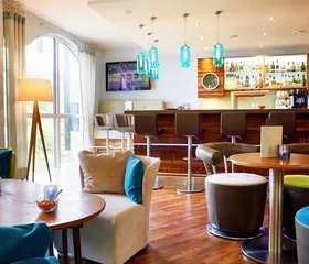De sfeervolle en moderne bar en lounge van het Göbels Seehotel, een fijne plek voor een drankje.