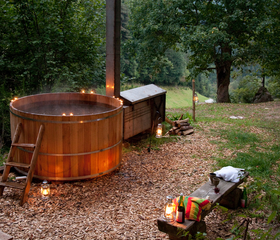 Gezellige, verlichte hottub in de buitenlucht bij Hilserhof, omringd door natuur, perfect voor ontspanning van het hele gezin.