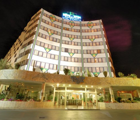 De verlichte voorkant van Hotel Eugenia Victoria in de avond in Playa del Inglés.
