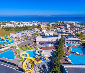 Luchtfoto van Hotel Gouves Waterpark Holiday Resort op Kreta, met een overzicht van de zwembaden, waterglijbanen en de nabijheid van de zee.