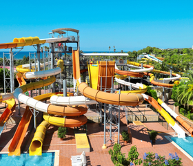 Het spectaculaire waterpark van hotel Pegasos World in Side, Turkije, met een groot aantal verschillende waterglijbanen.