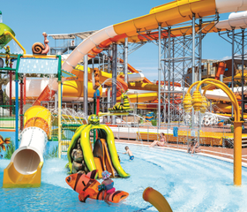 Het waterspuitpark en kinderbad van hotel Pegasos World in Side, met leuke glijbanen en waterspeeltoestellen.