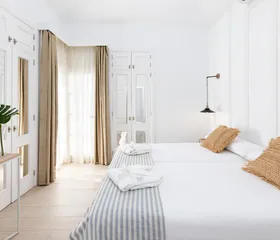 Gezinsvriendelijke kamer in Lagos de Fañabe Beach Resort met tropisch interieur en ontspannende sfeer