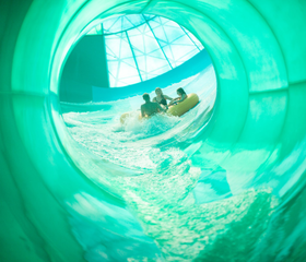 Met een band door de spectaculaire Tornado trechterglijbaan in het Aquadome waterpark van Lalandia Billund.
