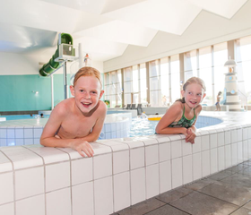 Twee lachende kinderen genieten in het zwemparadijs bij Landal Beach Resort Ooghdyne.