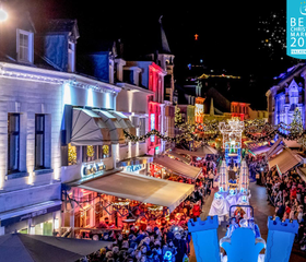 De kleurrijk verlichte Christmas Parade trekt door de straten van Kerststad Valkenburg, bekroond tot 'Best Christmas Market 2023'.