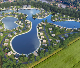 Luchtfoto van Landal Drentse Lagune, waarop de unieke lagune met de vakantiehuizen op schiereilandjes en de groene omgeving goed te zien zijn.