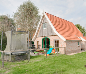 Een vrijstaande bungalow op Landal Hellendoornse Berg met een ruime tuin en een eigen trampoline voor de kinderen.