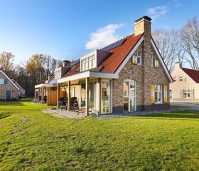 Een modern en vrijstaand vakantiehuis bij Landal Kaatsheuvel met een ruime, groene tuin en een zonnig terras.