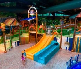 De interactieve waterspeeltuin met glijbanen en watertoestellen in het subtropische zwemparadijs van het kindvriendelijke vakantiepark Landal Vennenbos.