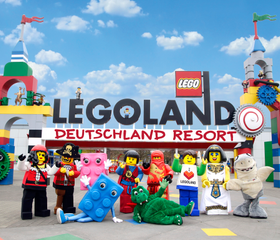 Entree van LEGOLAND Deutschland Resort in Beieren, met levensgrote LEGO figuren die bezoekers verwelkomen voor een familiedag uit.