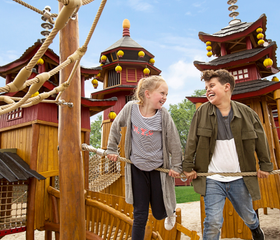 Kinderen die klimmen en klauteren in de grote NINJAGO speeltuin van LEGOLAND Holiday Village.