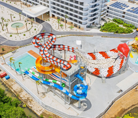 Bovenaanzicht van hotel met waterpark, kleurrijke glijbanen