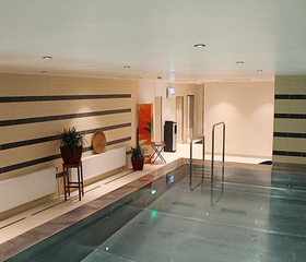 Het overdekte binnenzwembad van het Mercure Hotel in Duisburg, ideaal voor een verfrissende duik met de kinderen.
