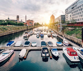 Uitzicht op de sfeervolle binnenhaven (Innenhafen) van Duisburg bij zonsondergang, een leuke bezienswaardigheid dichtbij het Mercure hotel.