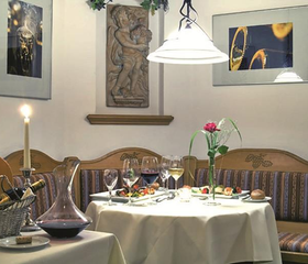 Een sfeervol gedekte tafel in het restaurant van het Mercure Hotel Bad Dürkheim, klaar voor een heerlijk familiediner.