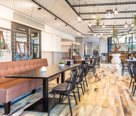 Het sfeervolle en moderne interieur van de brasserie op Noordzee Résidence De Banjaard, met ruime tafels voor gezinnen.