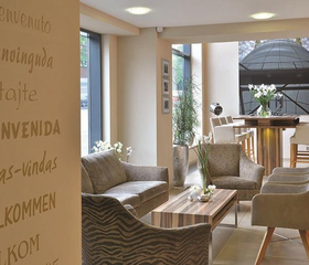 De gastvrije en sfeervolle lounge van Parkhotel Oberhausen waar families zich direct welkom voelen.