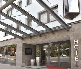 De moderne en uitnodigende entree van het Parkhotel in Oberhausen, startpunt van een leuke gezinsvakantie.