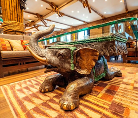 Uniek interieur van themahotel Ling Bao in Phantasialand, met een grote salontafel in de vorm van een bronzen olifant.