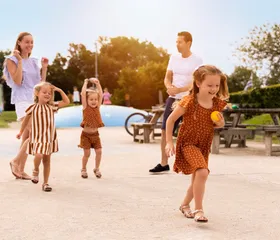 Een gezin met drie dochters rent en Gezin speelt jeu de boules Port Greve Zeeland