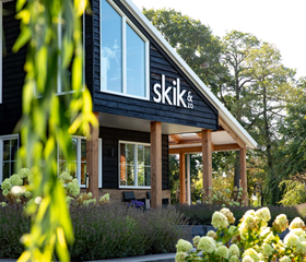 Het moderne hoofdgebouw van Residence Lichtenvoorde waar restaurant Skik is gevestigd.