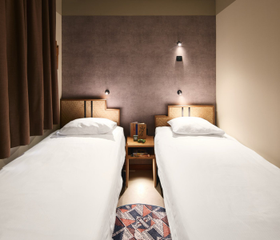 Kinderslaapkamer met twee losse bedden in Afrikaanse stijl in het Safari Hotel Beekse Bergen.