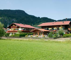Sonnhofs Ferienresidenz in Beieren, een traditioneel Duits pension omgeven door groene weiden en de Beierse Alpen.