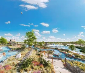 Overzicht van het uitgestrekte buitenzwembad AMAZONIA bij Tropical Islands, met de unieke wildwaterrivier (Whitewater River) die door het landschap stroomt.