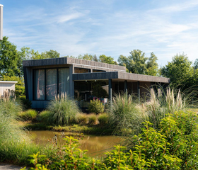 Het moderne restaurant van Vakantiecentrum 't Schuttenbelt, prachtig gelegen in de natuur met uitzicht op het groen.