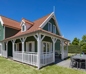 Een vrijstaande, luxe vakantievilla in oud-Hollandse stijl met een veranda op Vakantiepark Aquadelta.