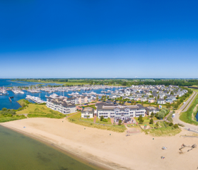 Luchtfoto van Vakantiepark Cape Helius, prachtig gelegen tussen het strand van het Haringvliet en de jachthaven.