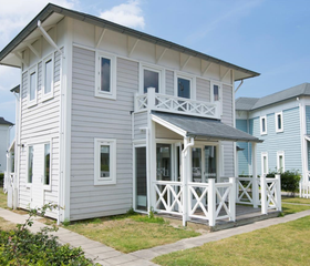 Een luxe, vrijstaande vakantievilla met veranda in maritieme stijl op Vakantiepark Cape Helius.