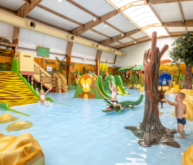 De overdekte waterspeeltuin met interactieve elementen en kleurrijke figuren