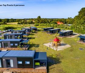 Moderne houten lodges en luxe chalets op vakantiepark de Pekelinge in Oostkapelle