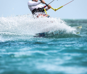 Een kitesurfer in actie op de golven van de Noordzee bij Renesse, vlakbij Vakantiepark De Soeten Haert.
