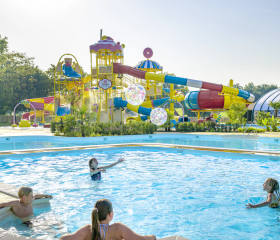 Kinderen spelen samen in het grote buitenbad van de camping
