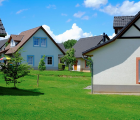 Typische Duitse vakwerkhuizen met een ruime groene tuin op vakantiepark Ferienresort Cochem.