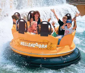 Een gezin met lachende kinderen in de wildwaterbaan attractie Sungai Kalimantan in Avonturenpark Hellendoorn.